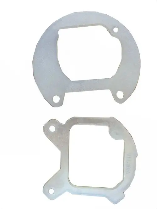 Zwei Dichtungen für ein Gebläse mit unterschiedlichen Formen, gefertigt aus Metall. Die Dichtungen weisen Löcher zur Montage auf und sind für Bosch-Geräte geeignet.